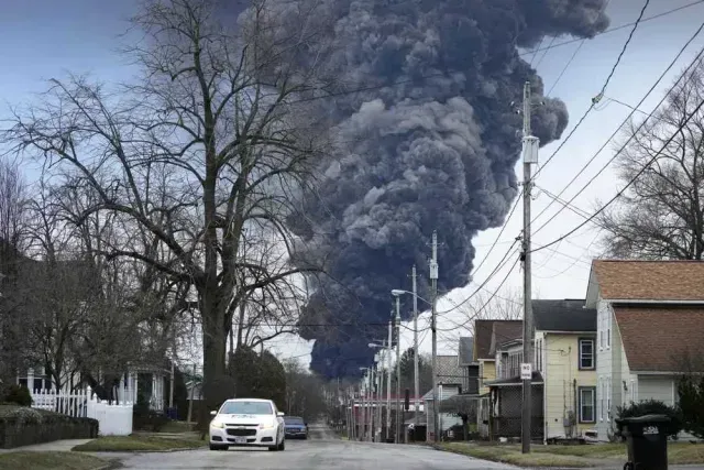 East Palestine, Ohio, en emergencia por explosión de tren con cloruro de vinilo