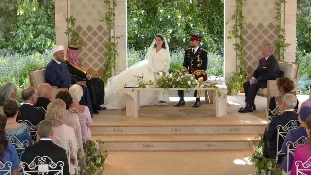 El príncipe heredero Hussein y su esposa Rajwa Al Saif en la ceremonia de su boda real en Jordania. Foto: Reuters