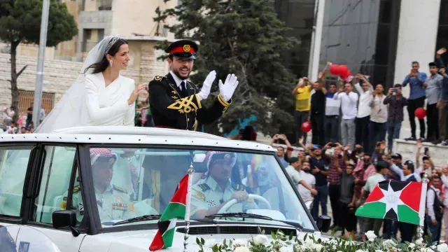 El príncipe heredero Hussein y su esposa Rajwa al Saif viajan en un convoy el día de su boda. Foto: Reuters