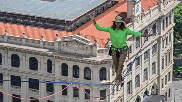 Equilibrista cruza sobre cuerda dos edificios en Brasil
