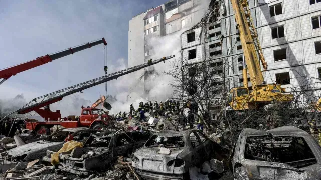 Autos destruidos en edificio residencial dañado tras ataque con misile