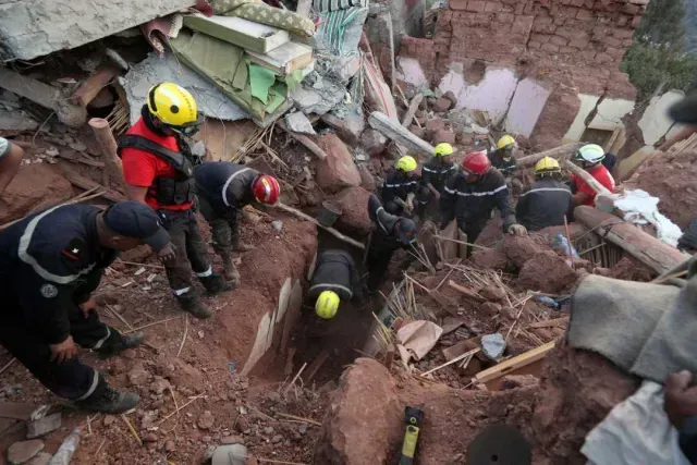 Equipos de rescate cavan en busca de personas atrapadas
