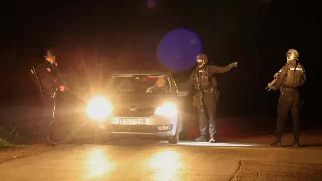 La policía opera en un puesto de control después de un tiroteo, en Dubona, Serbia. Foto: Reuters