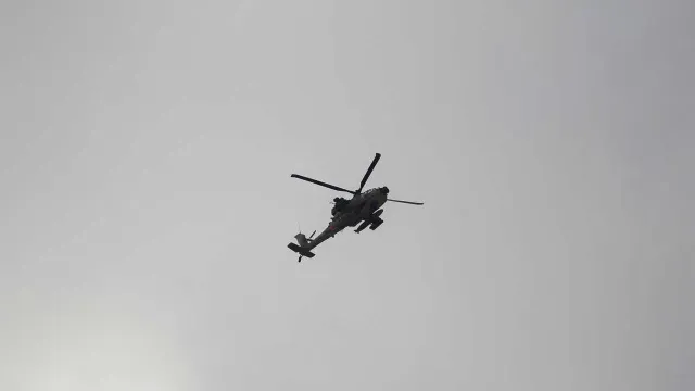 Un helicóptero vuela durante una incursión israelí en YenÍn