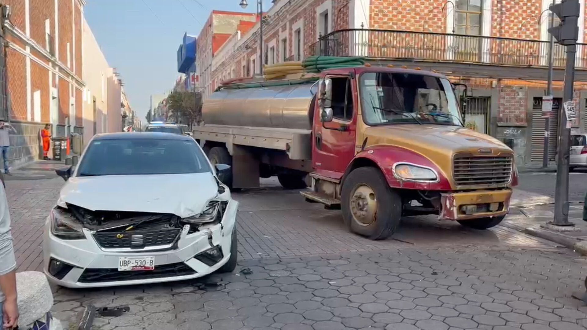 Pipa de Agua Choca contra Automóvil en Pleno Centro Histórico de Puebla