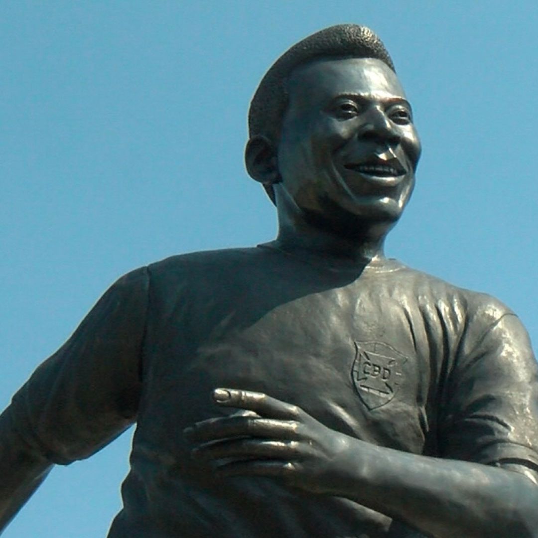 Esta es la escultura de Pelé en Guadalajara