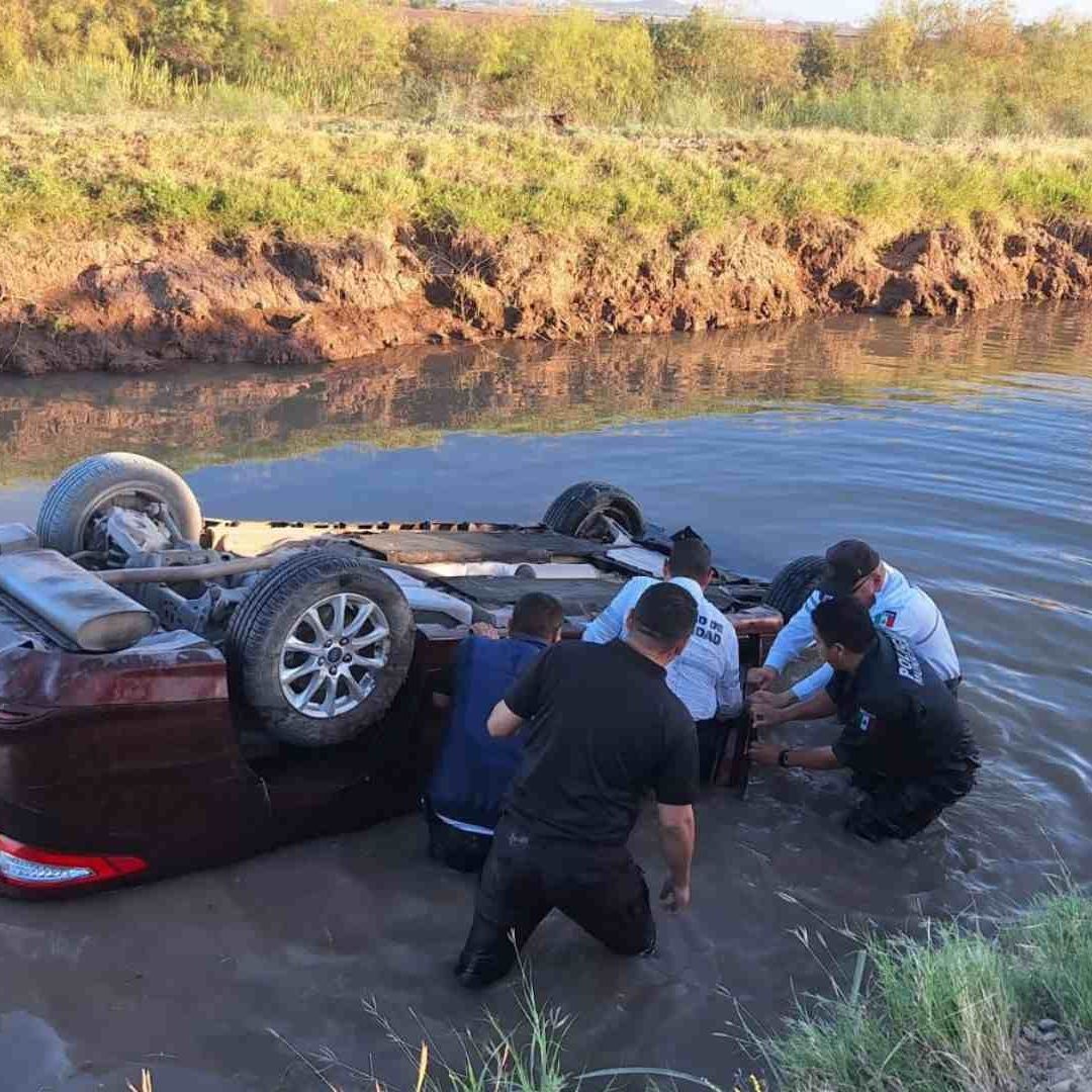 Hombre es Rescatado por Policía Tras Caer a Canal y Quedar Atrapado en su Vehículo en Ahome