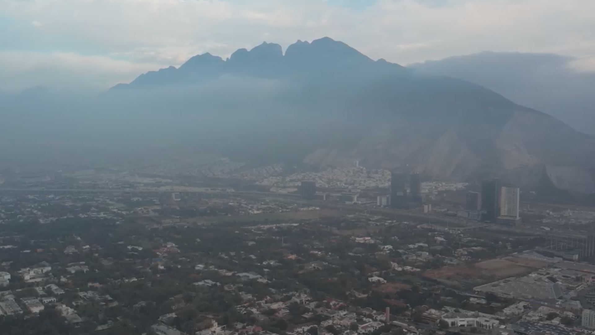 Clima nublado en cerro de la silla en Monterrey.