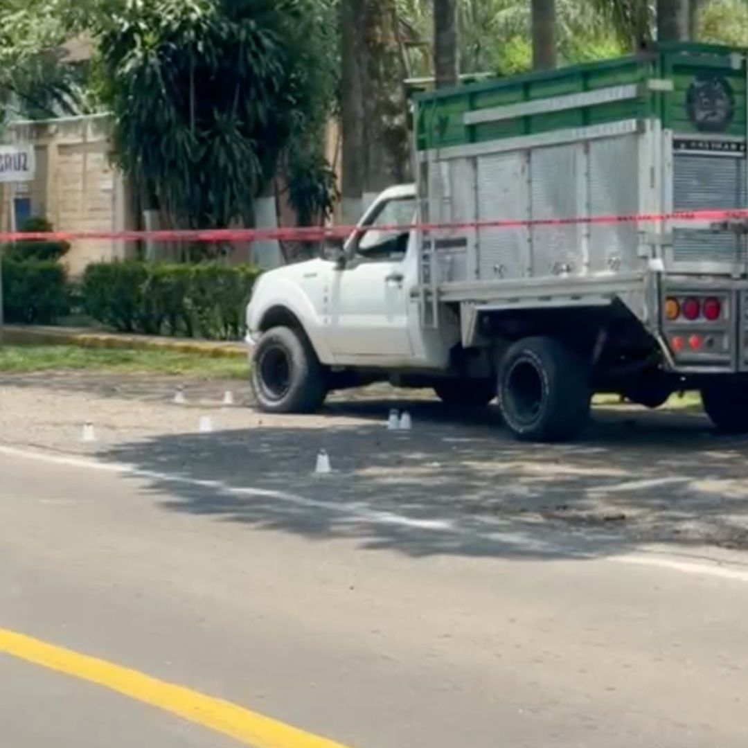 acordonamiento y camioneta donde sufrió ataque armado un hombre en Ixtaczoquitlán