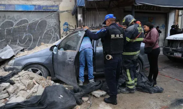 Daños en auto por desplome de barda. Foto: Gobierno CDMX