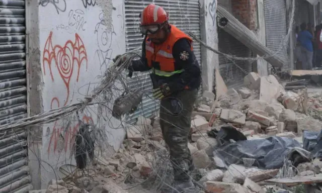 Retiro de material peligroso tras desplome de barda. Foto: Gobierno CDMX