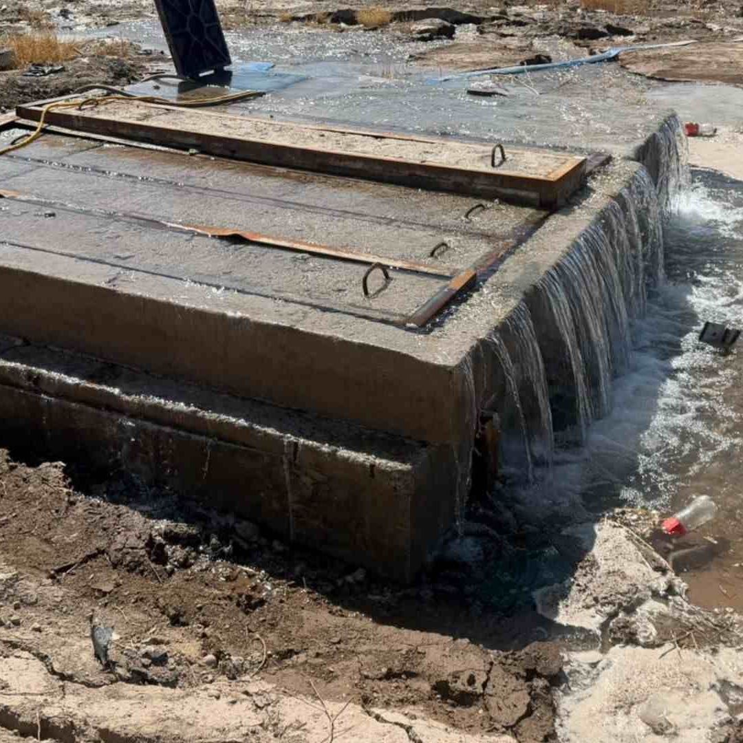 Se Desborda Pozo de Agua Saludable en Antigua Carretera Torreón-San Pedro