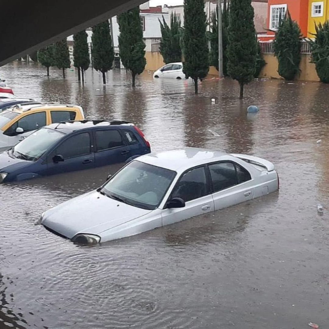 Fuerte Lluvia con Granizada Arrastra Vehículos e Inunda Distintas Zonas en Pachuca, Hidalgo