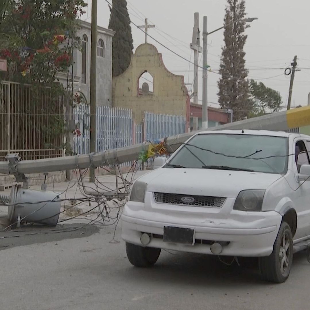 Poste de Luz Cae Sobre Camioneta con Conductor Adentro por Fuertes Vientos en Torreón