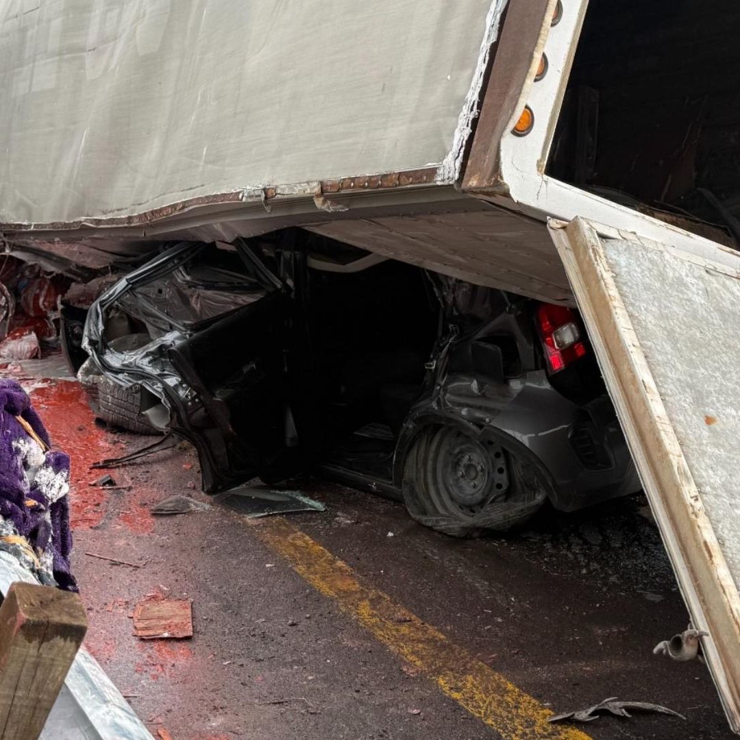 ¿Qué Pasó en la Autopista Toluca-Naucalpan? Tráiler Vuelca y Aplasta a Auto en Edomex
