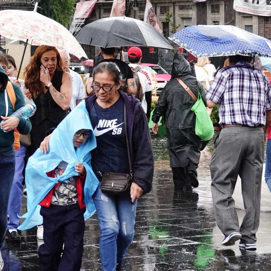 Capitalinos se protegen de la lluvia con paraguas e impermeables. Foto: Cuartoscuro