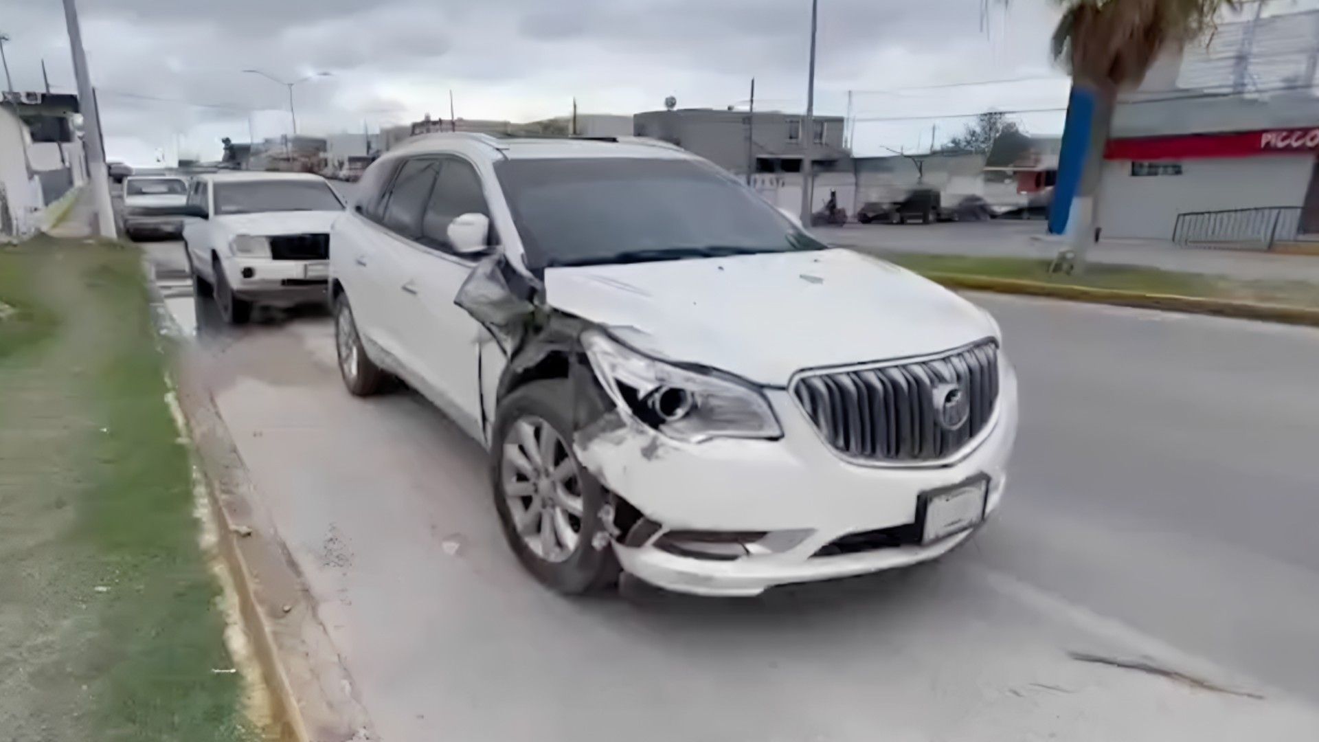 Mujer se Desmaya y Choca Contra Camioneta en Coahuila