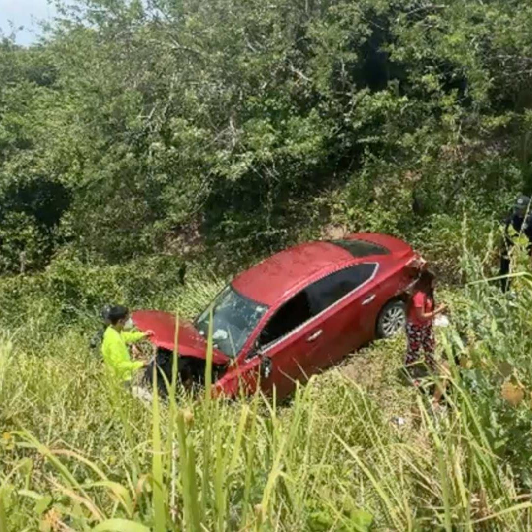 Auto Cae a Barranco Carretera Veracruz Alvarado Menores Resultan Lesionados