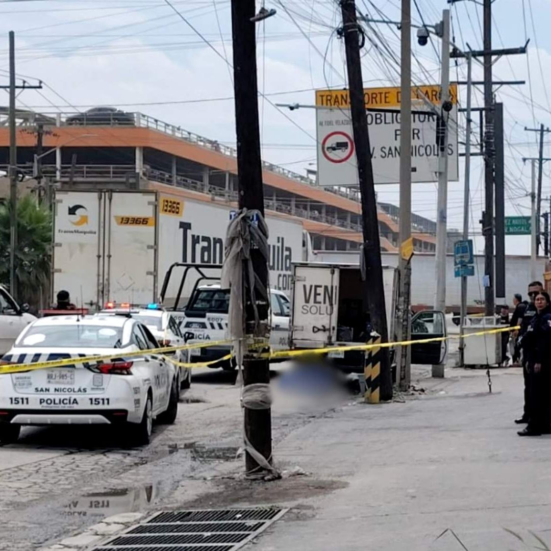 Policía de Monterrey acordonan zona por muerto