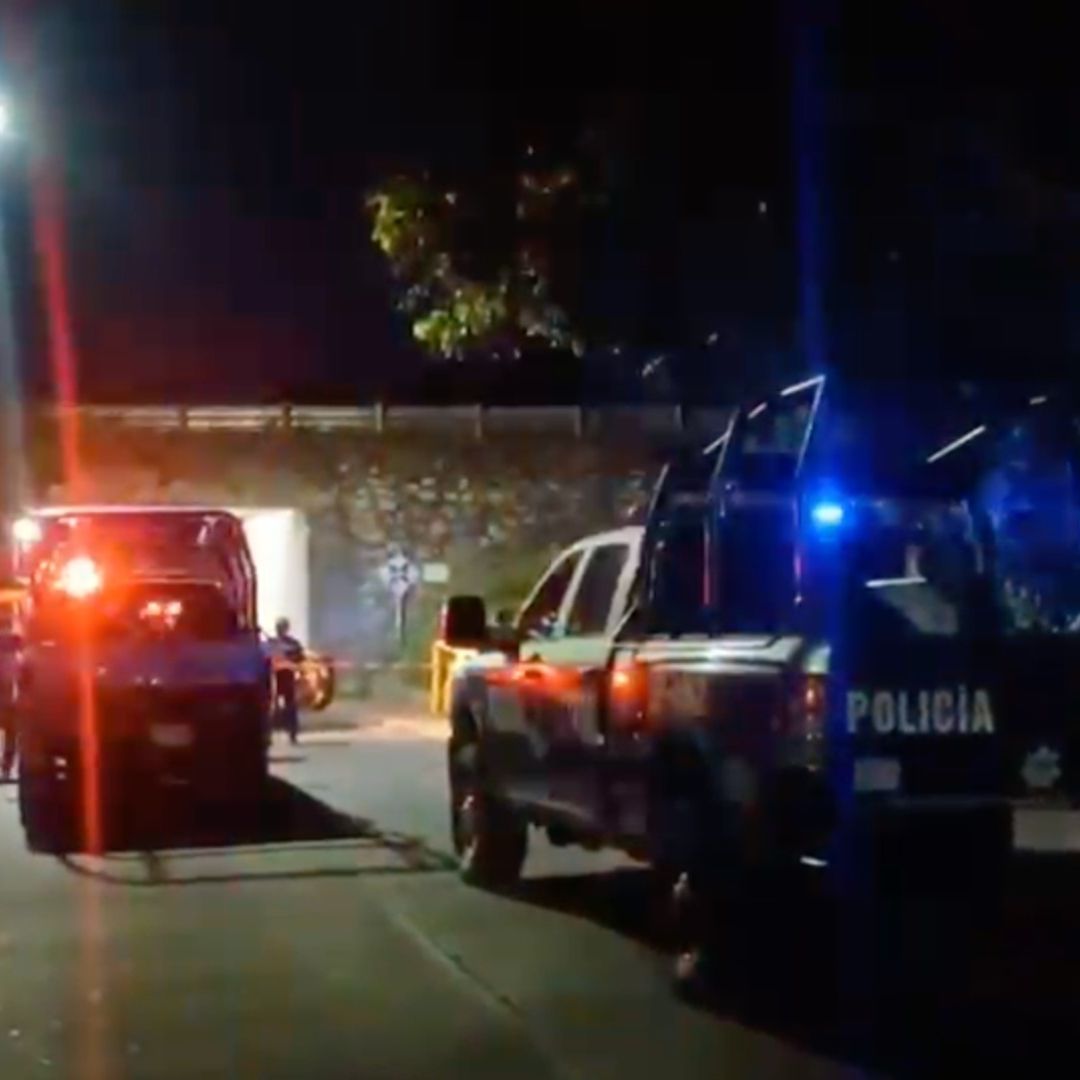 Movilización policiaca por hombre muerto en accidente motocicleta.