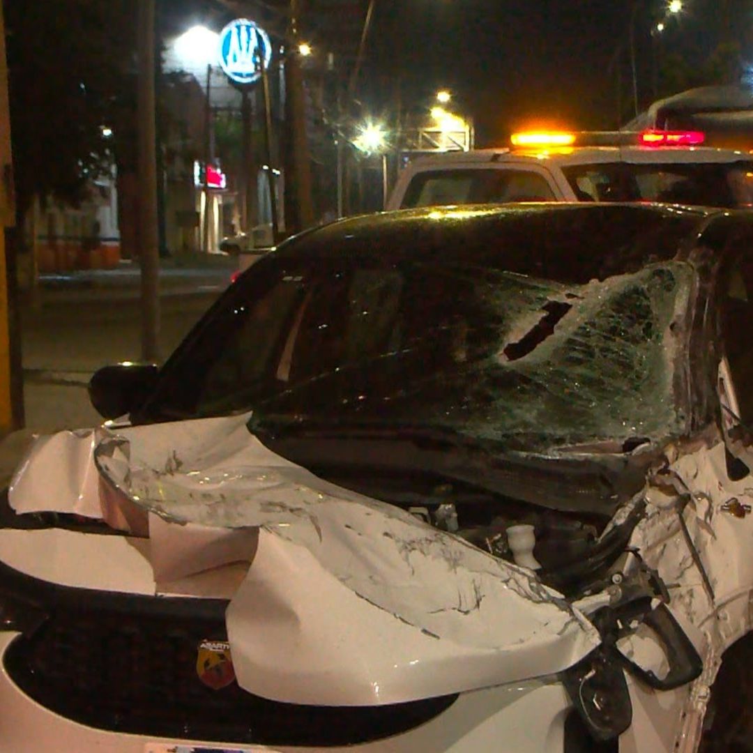 Camioneta cae y aplasta auto en Tlaquepaque