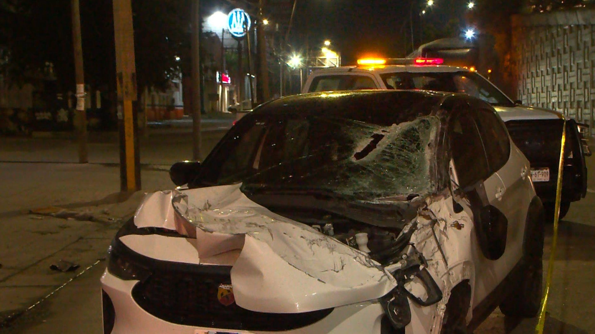 Camioneta cae y aplasta auto en Tlaquepaque