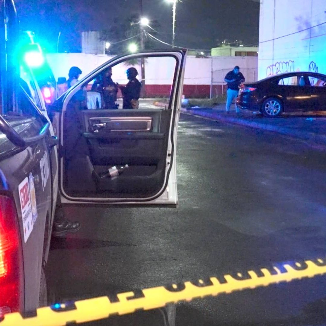 Policías de Monterrey y auto chocado contra pared