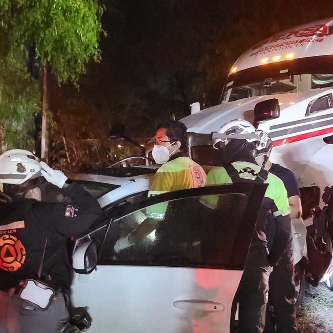 Carro y tráiler chocados