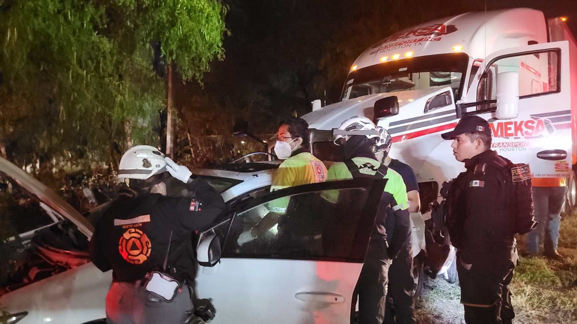 Carro y tráiler chocados