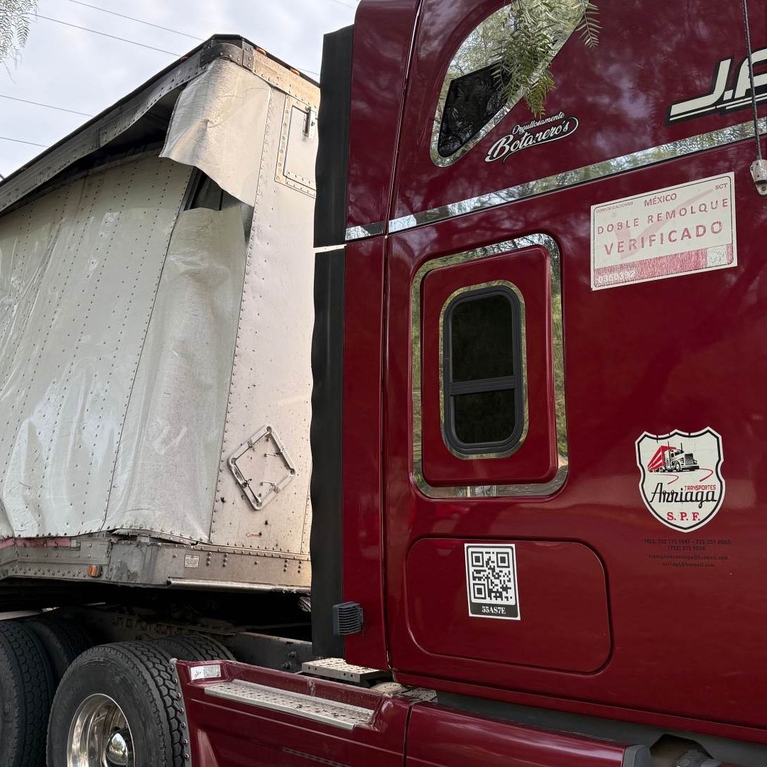 El trailer transporta toneladas de impermeabilizante. Foto: N+