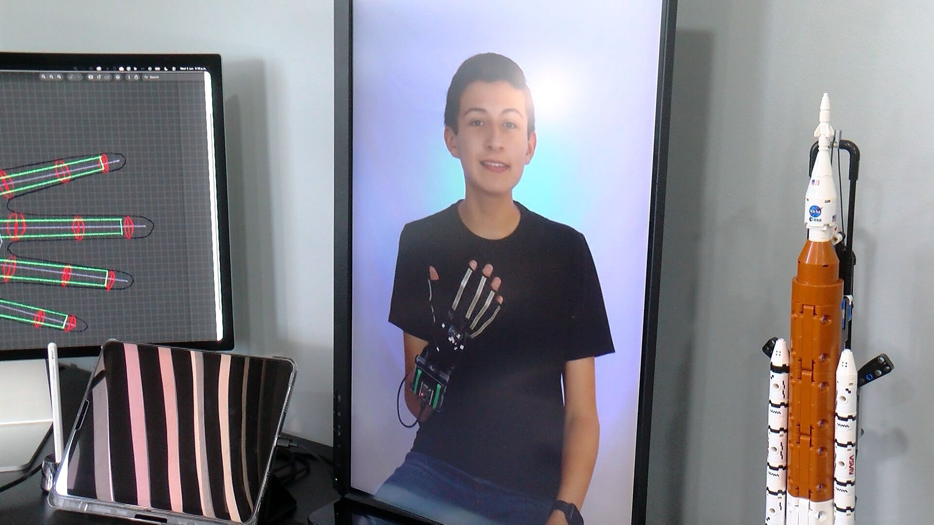 High School Student Creates Glove that Translates Sign Language in Tijuana