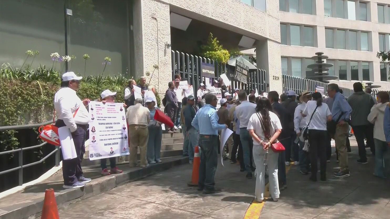Jubilados Protestan Frente al Poder Judicial; Exigen Solución a Pensiones