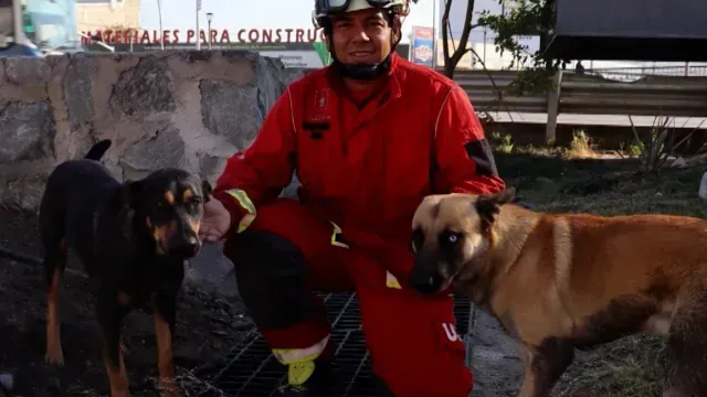 Rescatan a perrito atrapado en alcantarilla de Zapopan.  Foto: Bomberos de Zapopan