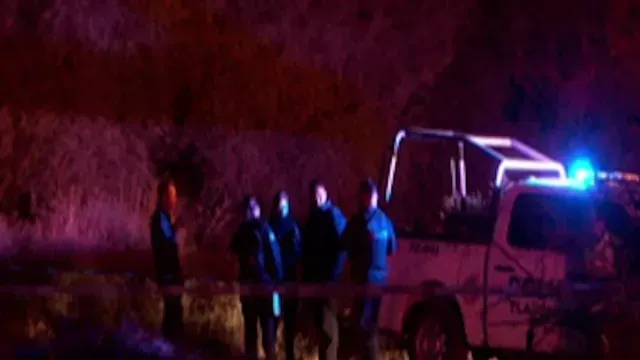 Policía de Tlajomulco en localización de maleta con cuerpo humano.   Foto: N+
