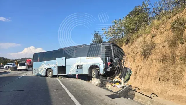 El autobús se impactró contra la cuneta y salió del camino. Foto: C5 Tlaxcala