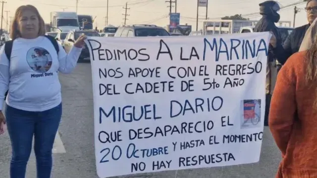 Familia Bloque Avenida de la Industria Exigiendo la Localización de Miguel Dario