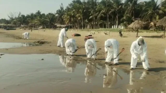 Trabajadores de Pemex colaboraron en limpieza de playas al sur de Veracruz