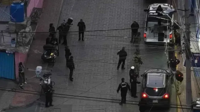 Embiste a policía y escapa
