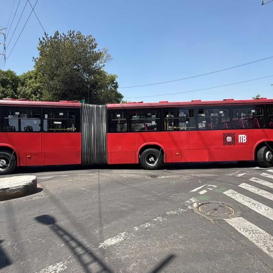 Caos vial en Insurgentes y Eje 2 Norte por incidente del Metrobús CDMX. Foto: N+