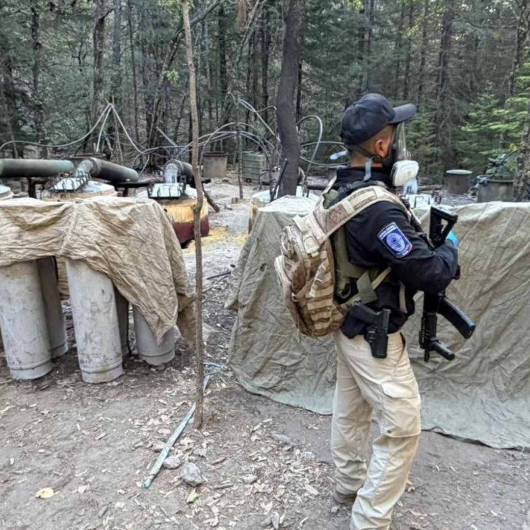 Un agente de investigación se encuentra dentro de lo que la Fiscalía General de Chihuahua describió como un laboratorio clandestino de procesamiento de metanfetaminas