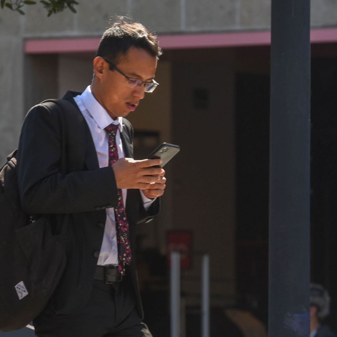 Un hombre usando un celular