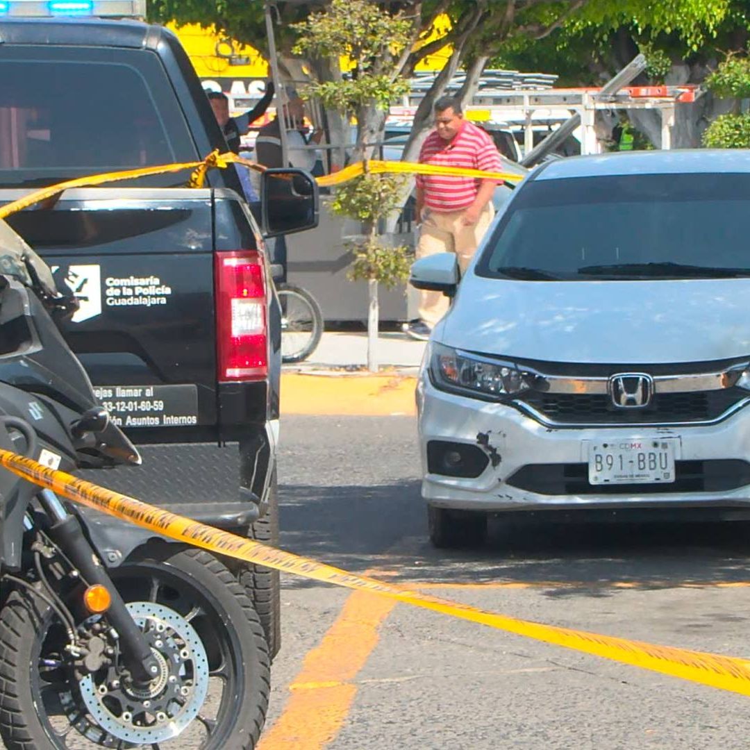 Balacera en estacionamiento de plaza comercial.