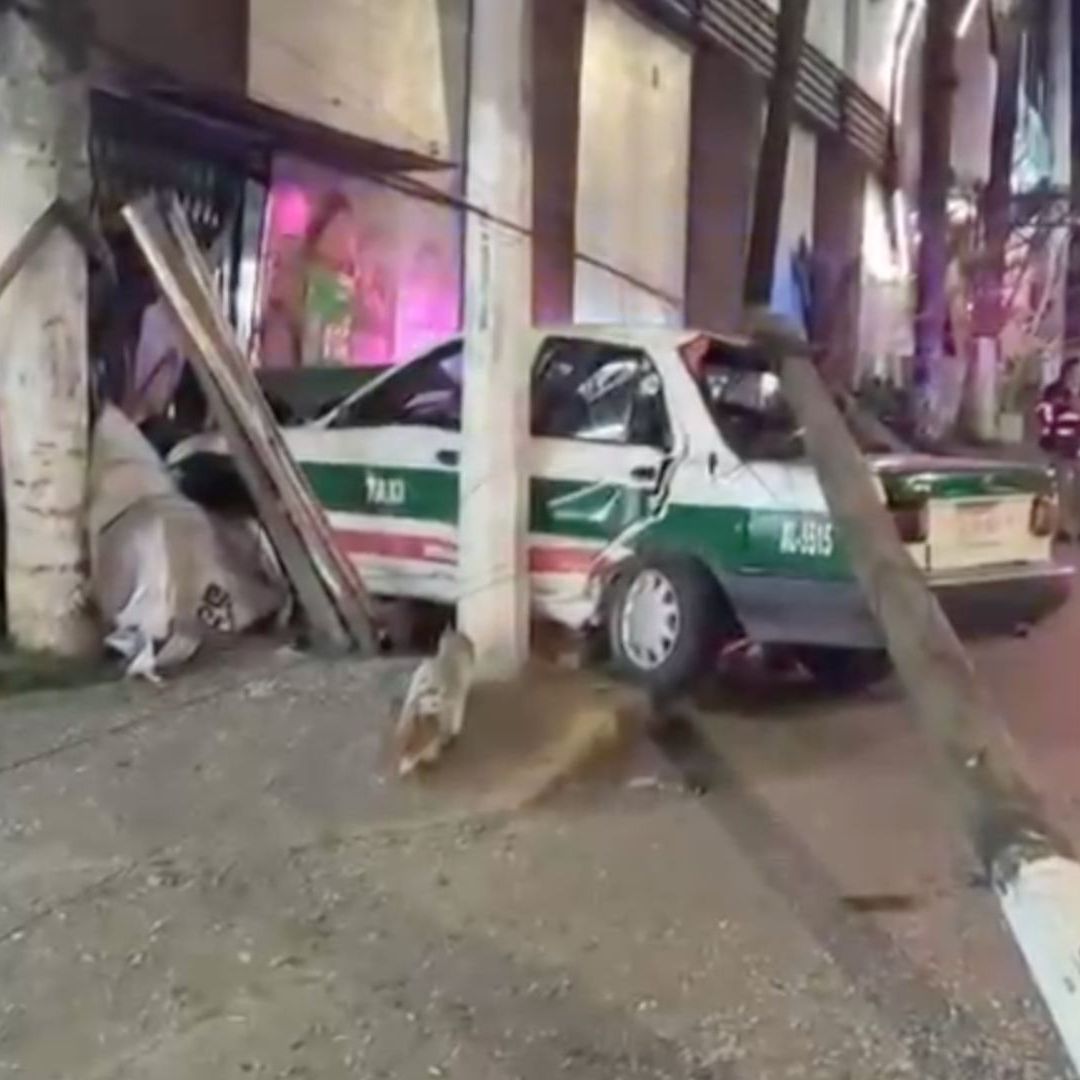 Taxi se Impacta Contra Parada de Camión y Fachada de Motel en Avenida Lázaro Cárdenas Xalapa