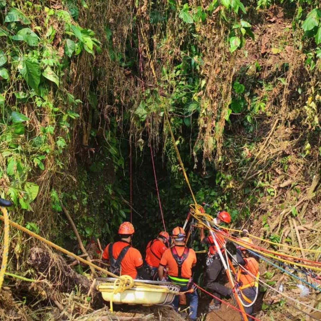 Rescatan Cuerpo de Joven Marcos Quiroz Reportado Desaparecido Cayó Pozo 100 Metros Senderismo Altotonga Veracruz
