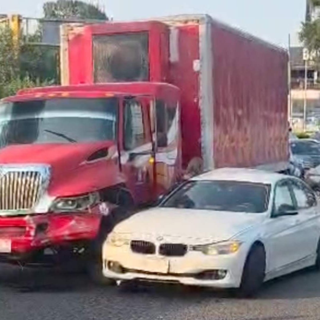 Camión de Carga se Queda sin Frenos, Deja Dos Lesionados y Caos Vial en 20 de Noviembre Lázaro Cárdenas Xalapa Veracruz