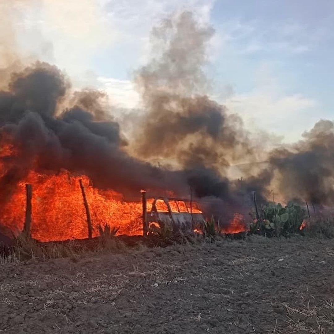 Operativo contra huachicol termina en balacera, persecución e incendio; hay un muerto