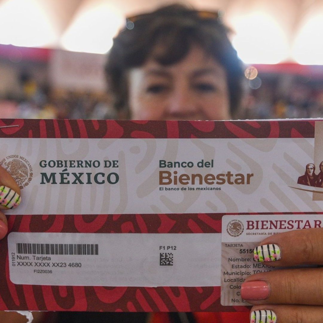 Mujer Sostiene Tarjeta de Pensión Bienestar 2026