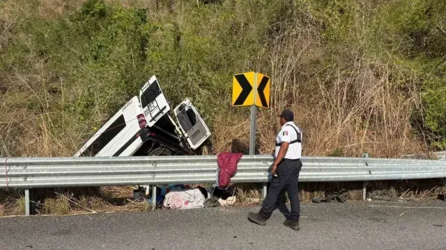 Cuerpos de emergencia acudieron al auxilio del chofer y pasajeros. Foto: X @rioaxaca
