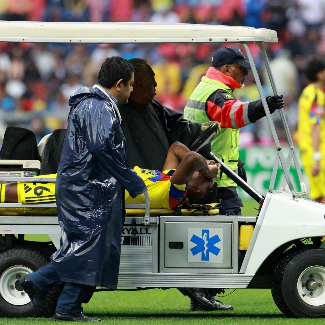 Cristian Borja, del América, salió del campo en el carrito de las desgracias. Foto: Reuters
