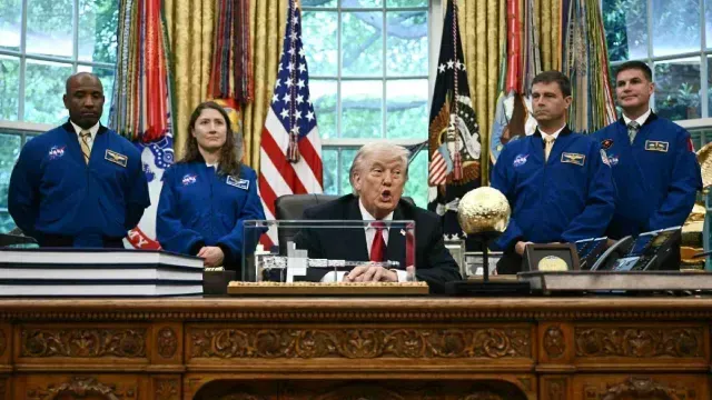 Los astronautas de Artemis II en la Oficina Oval con Donald Trump